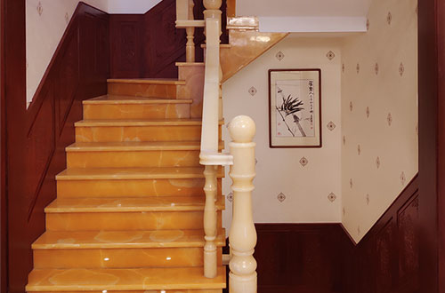 昔阳中式别墅室内汉白玉石楼梯的定制安装装饰效果